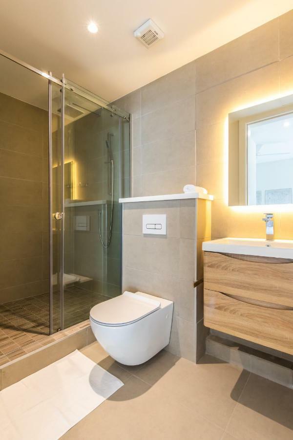 Caplage - Beachfront Ground Floor In Apartament Tamarin